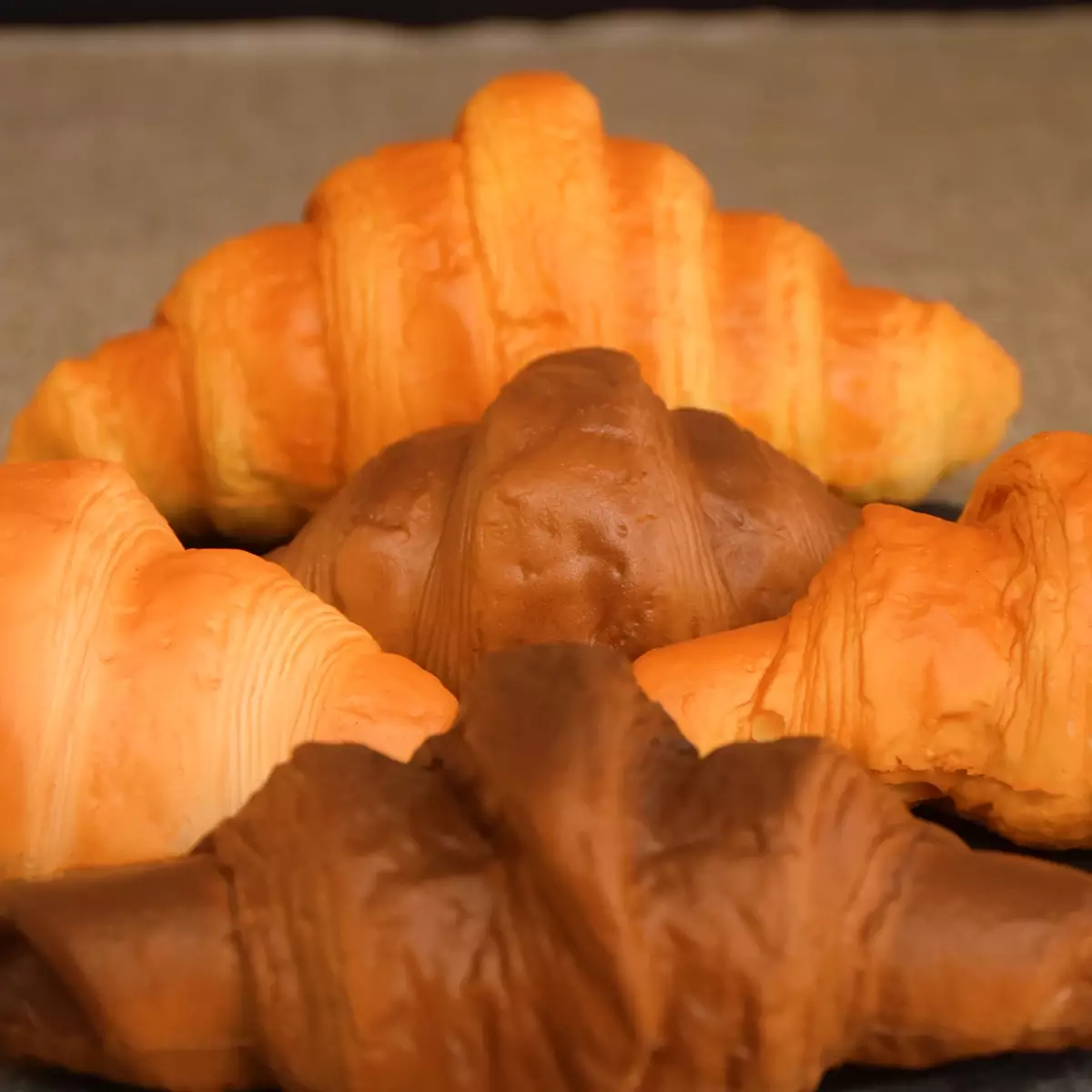 1pc Realistic Artificial Croissant Fake Food Simulation Waffle Model Toy Muffin Bread Display Window Props Photo Birthday Gift
